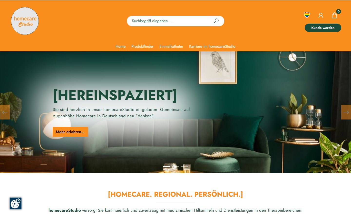 Startseite von HomeCare Studio mit orangefarbener Navigation und wohnlichem Hero-Motiv